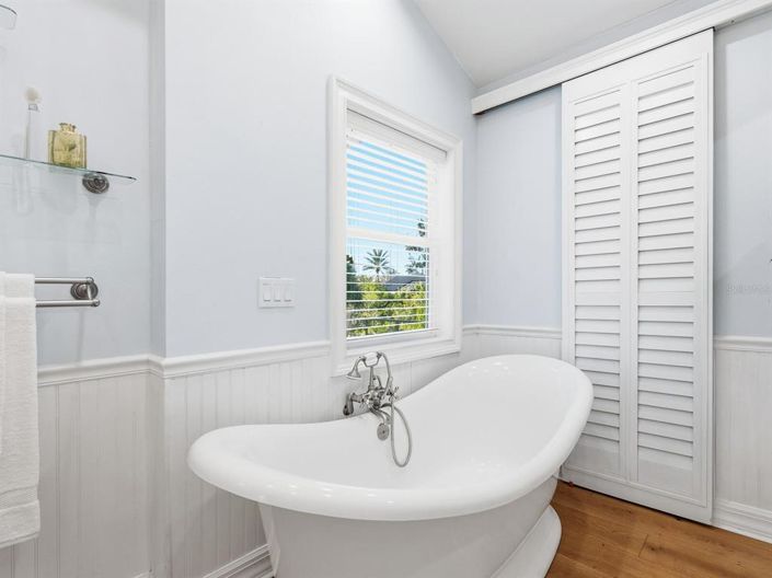 Image No.28-4 Bed Property for sale