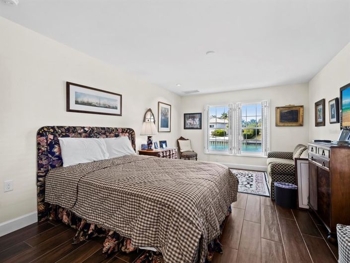 Image No.24-3 Bed Property for sale