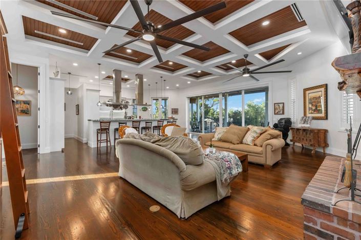 Image No.12-6 Bed Property for sale