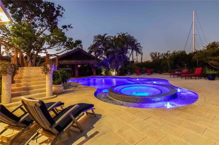 Image No.55-6 Bed Property for sale