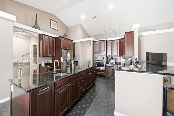 Image No.5-5 Bed Property for sale