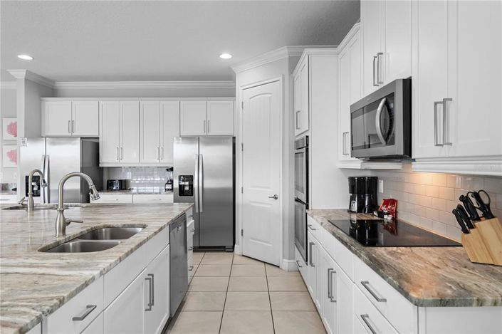 Image No.19-12 Bed Property for sale