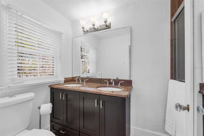 Image No.28-5 Bed Property for sale