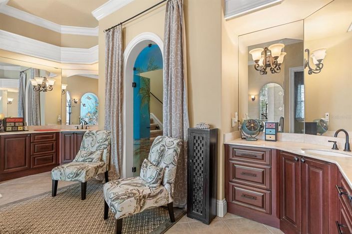 Image No.23-5 Bed Property for sale