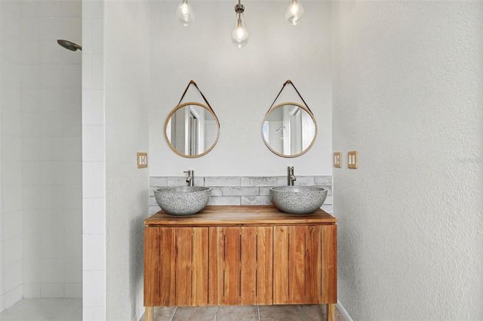 Image No.19-5 Bed Property for sale