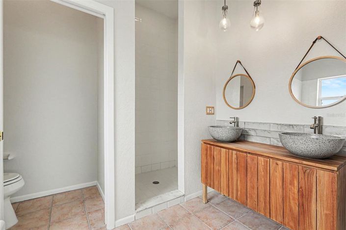 Image No.20-5 Bed Property for sale