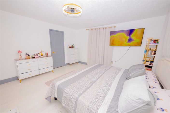 Image No.12-6 Bed Property for sale