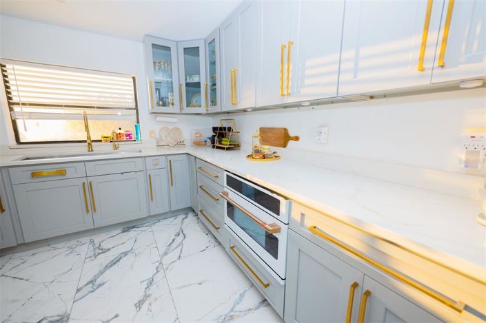 Image No.52-6 Bed Property for sale