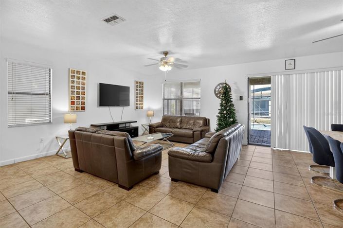 Image No.10-8 Bed Property for sale