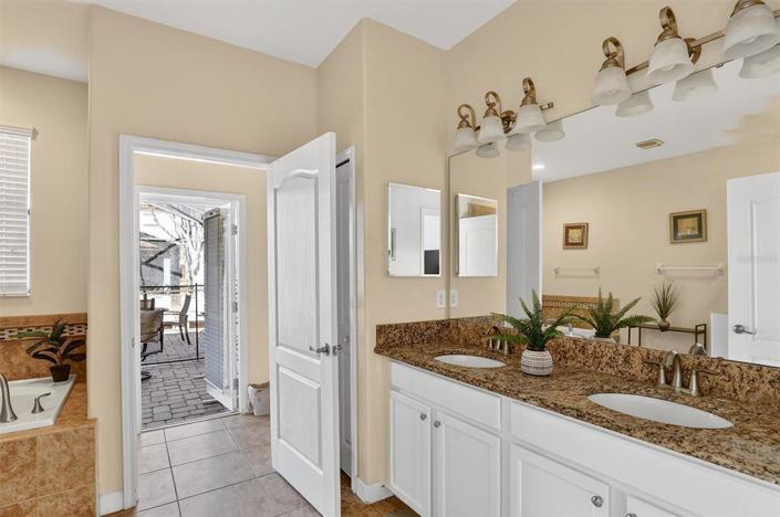 Image No.33-8 Bed Property for sale