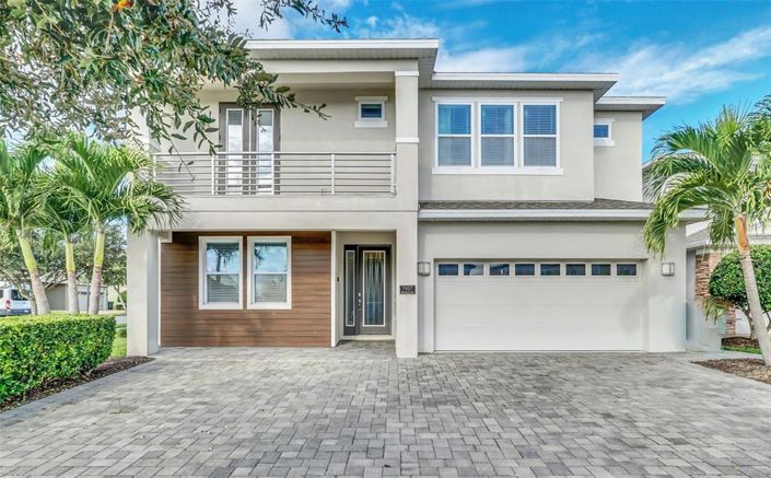 Image No.2-8 Bed Property for sale