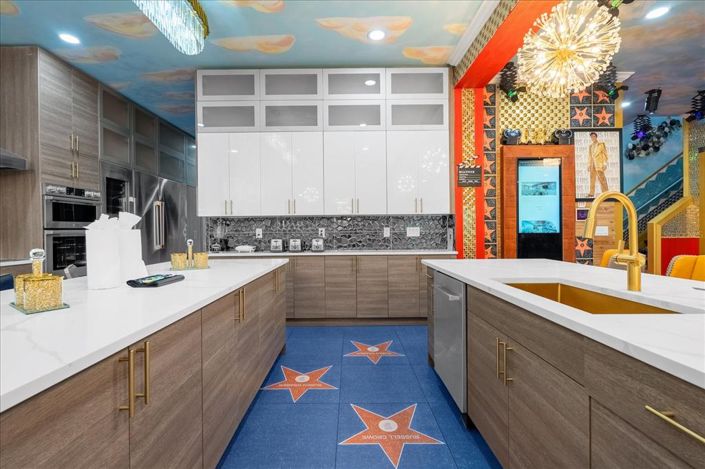 Image No.10-20 Bed Property for sale