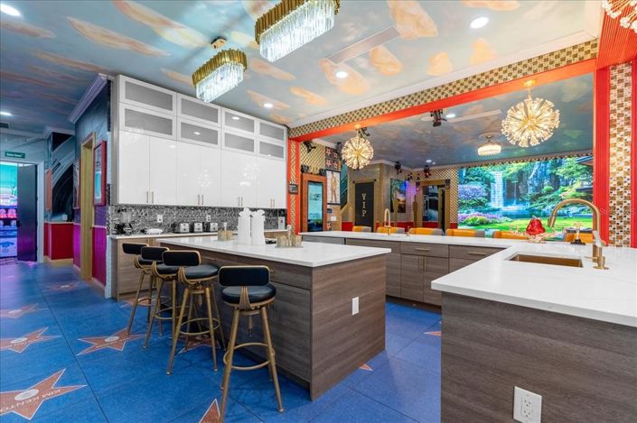 Image No.11-20 Bed Property for sale