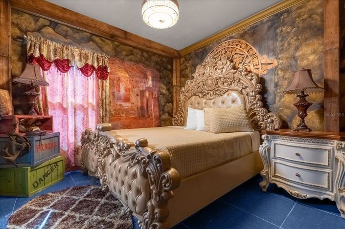 Image No.50-20 Bed Property for sale