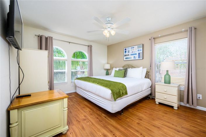 Image No.20-6 Bed Property for sale