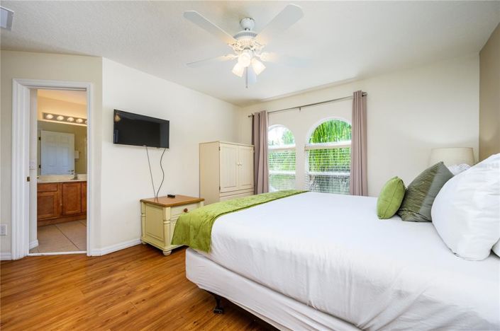 Image No.30-6 Bed Property for sale