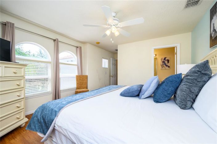 Image No.33-6 Bed Property for sale