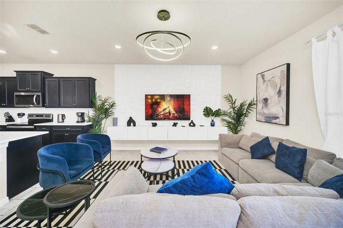 Image No.18-9 Bed Property for sale