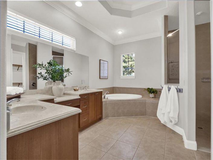 Image No.20-4 Bed Property for sale