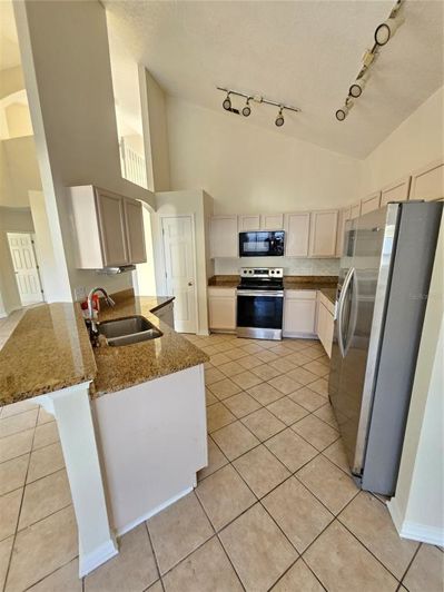 Image No.12-6 Bed Property for sale