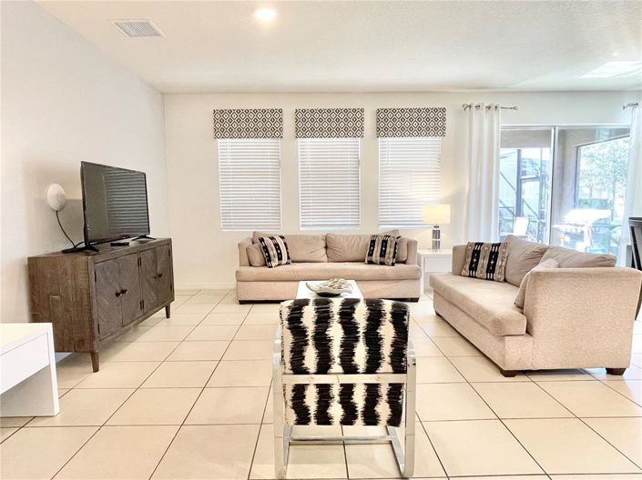 Image No.10-7 Bed Property for sale