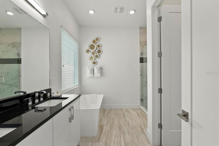 Image No.10-6 Bed Property for sale