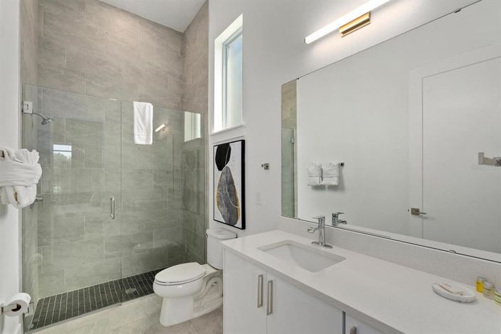 Image No.12-6 Bed Property for sale