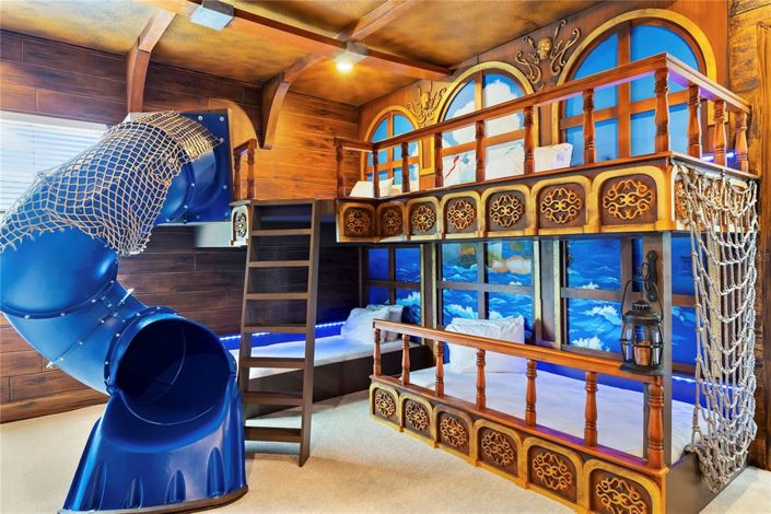 Image No.17-6 Bed Property for sale