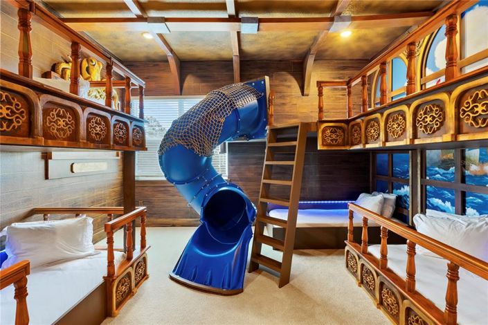 Image No.18-6 Bed Property for sale