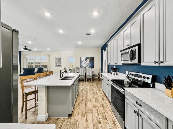 Image No.12-8 Bed Property for sale