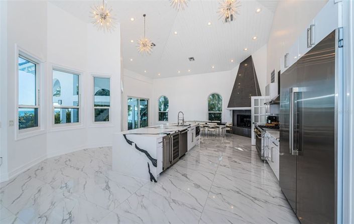 Image No.16-6 Bed Property for sale