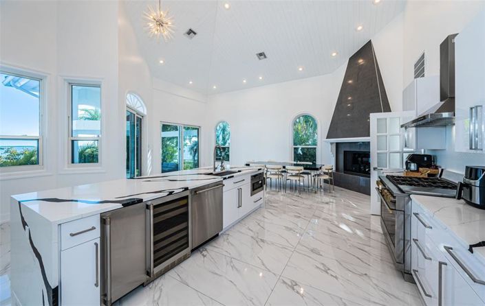 Image No.17-6 Bed Property for sale