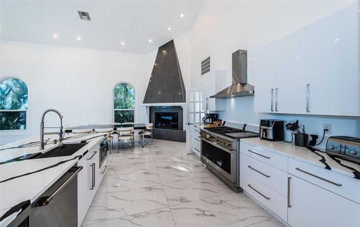 Image No.18-6 Bed Property for sale