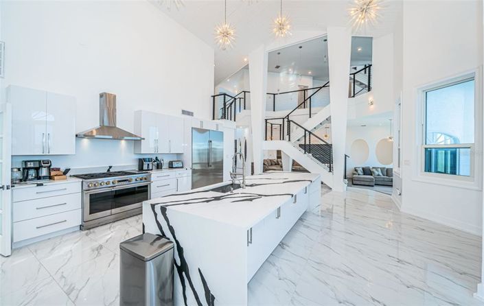 Image No.24-6 Bed Property for sale