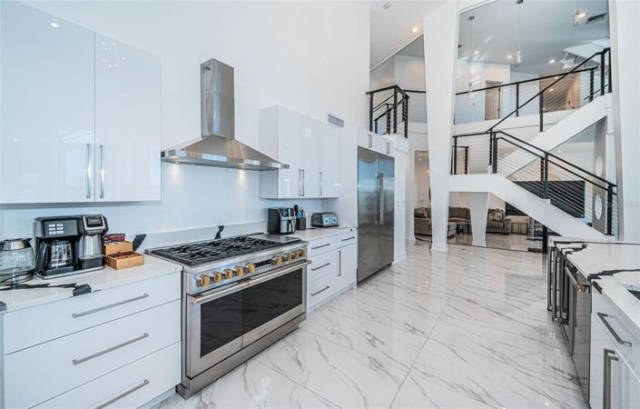 Image No.25-6 Bed Property for sale