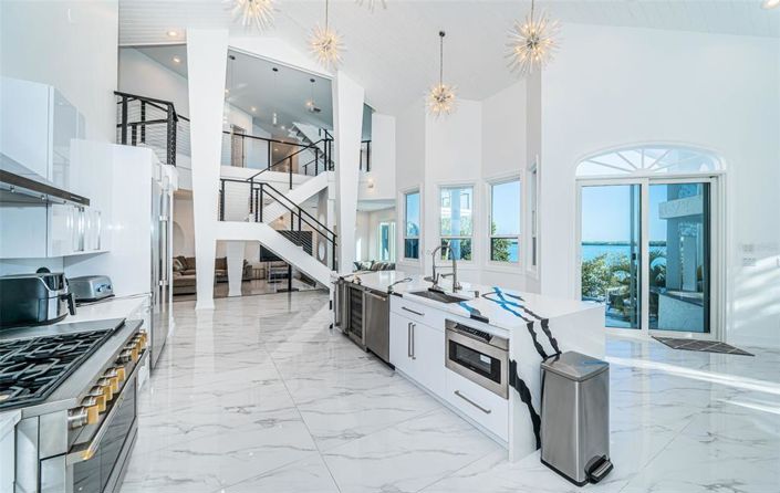 Image No.26-6 Bed Property for sale