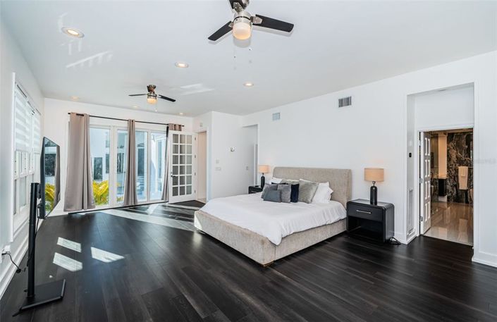 Image No.32-6 Bed Property for sale