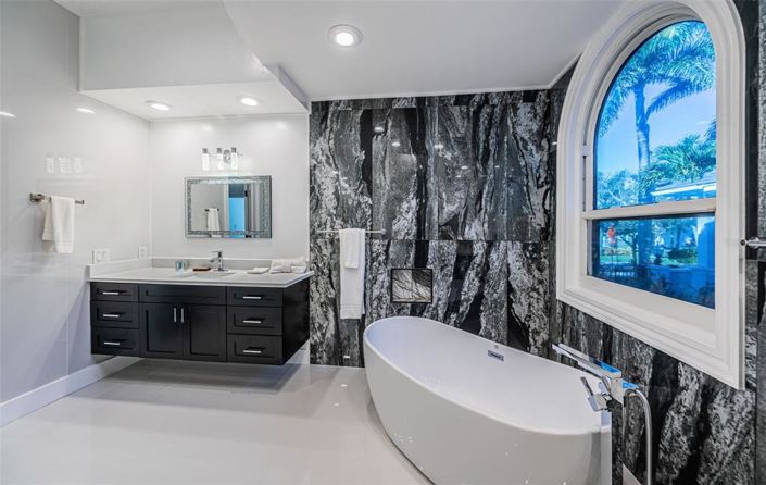 Image No.36-6 Bed Property for sale