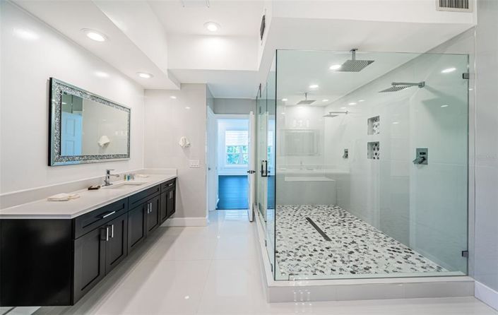 Image No.40-6 Bed Property for sale