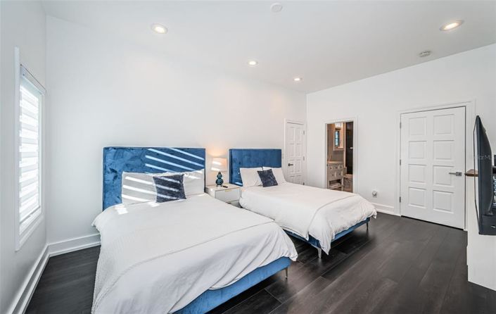 Image No.46-6 Bed Property for sale