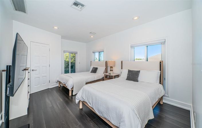 Image No.59-6 Bed Property for sale