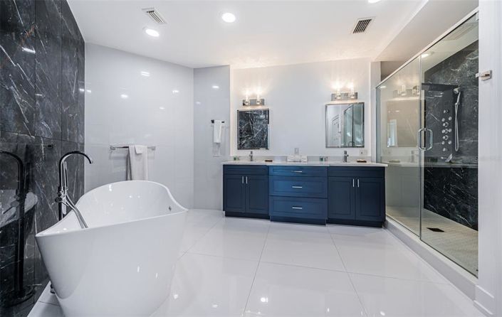 Image No.60-6 Bed Property for sale