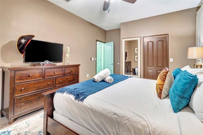 Image No.18-9 Bed Property for sale