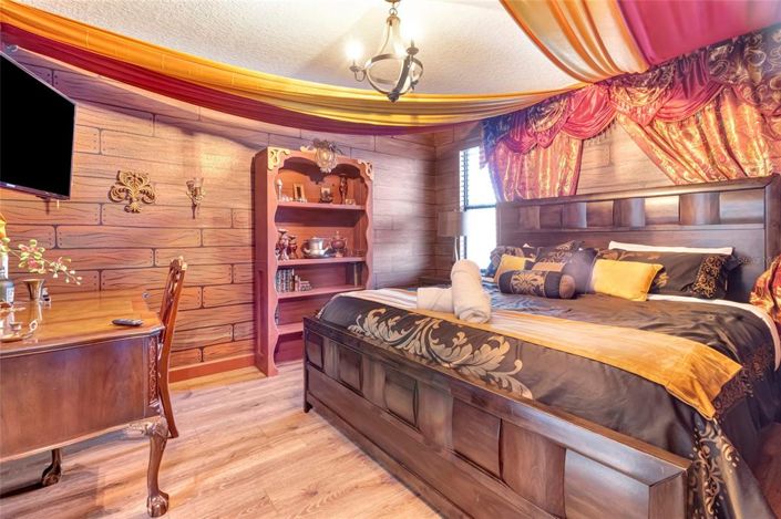 Image No.32-9 Bed Property for sale