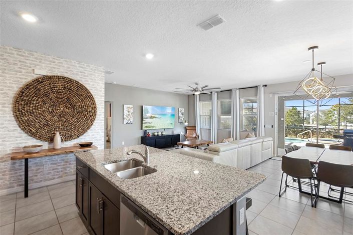 Image No.8-5 Bed Property for sale