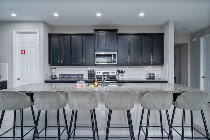 Image No.10-9 Bed Property for sale