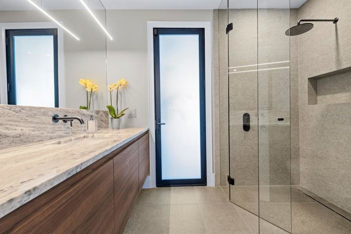 Image No.12-5 Bed Property for sale