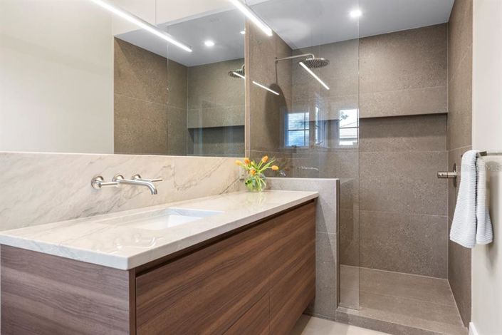 Image No.31-5 Bed Property for sale