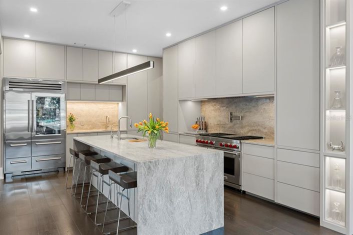 Image No.9-5 Bed Property for sale