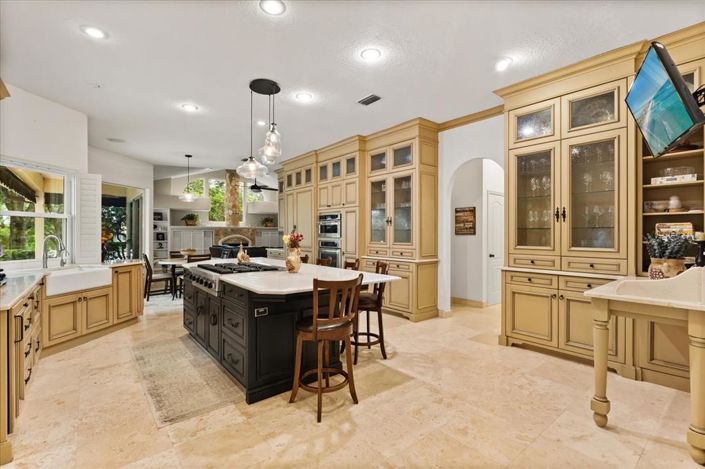 Image No.10-5 Bed Property for sale